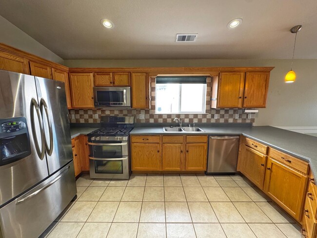 Building Photo - 8608 Quail Creek Ct NE