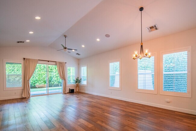 Building Photo - 3850 E Crittenden Ln