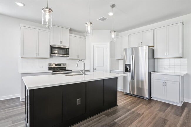 Building Photo - 2332 Delano Dr