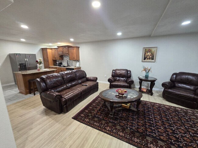 Building Photo - 2 Bed 2 Bath Basement Apartment