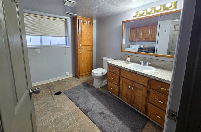 Building Photo - Large, Pet Friendly 5 Bedroom, 3 Bathroom Home for Rent in Ammon!  Fenced Backyard & Garage!  By ...