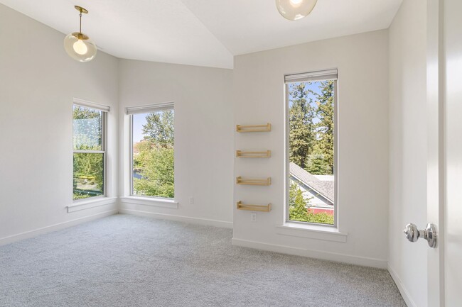 Building Photo - 4 bed, 4 bath Multi-Level Home in Pringle ...