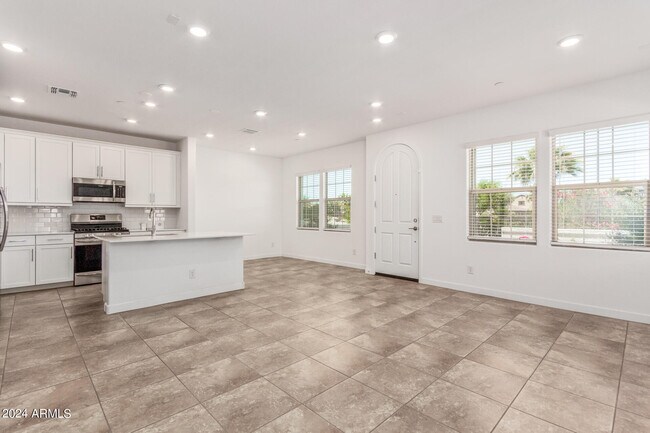 Building Photo - 4077 S Sabrina Dr