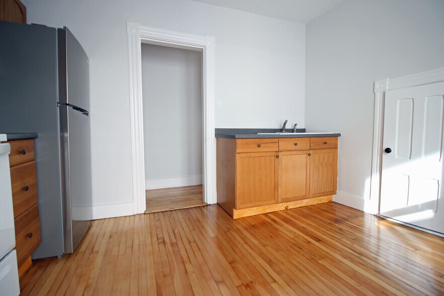 Building Photo - 71 June St