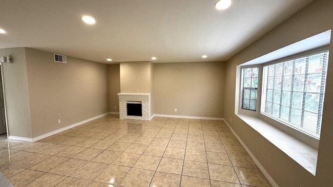 Building Photo - Modern Renovated 3-Bedroom Townhome in Gated Montclair Community | Pet-Friendly | 2-Car Garage | ...