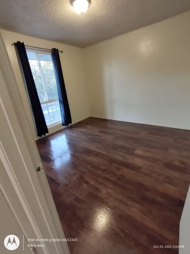 Building Photo - Spacious 2bd First Floor Apartment in 4-Plex Building