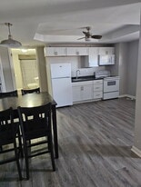 Building Photo - 613 Poplar St