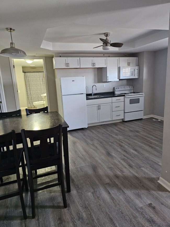 Building Photo - 613 Poplar St