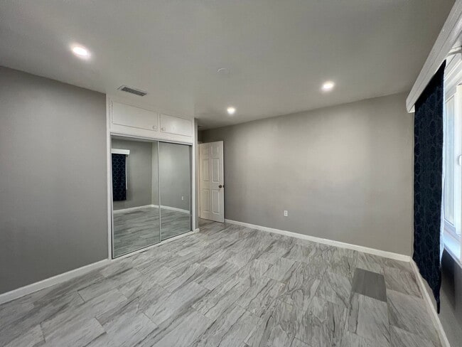 Building Photo - Beautiful 3 Bedroom 1 Bathroom House with Fenced and Landscaped Yard with All Utilities Included