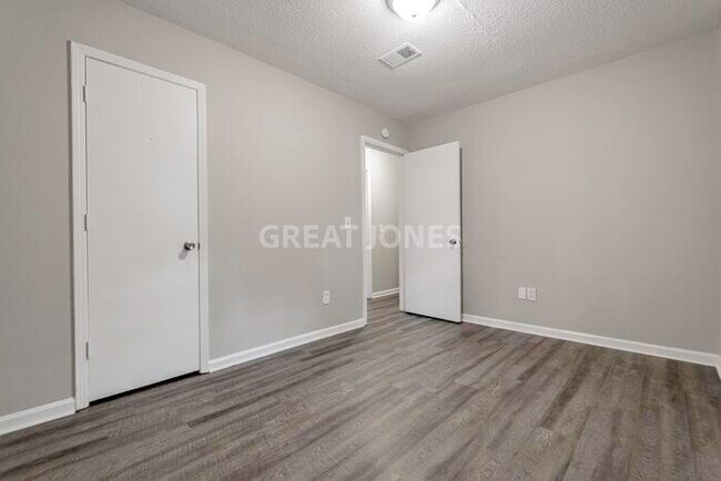 Building Photo - 1209 Hemlock St