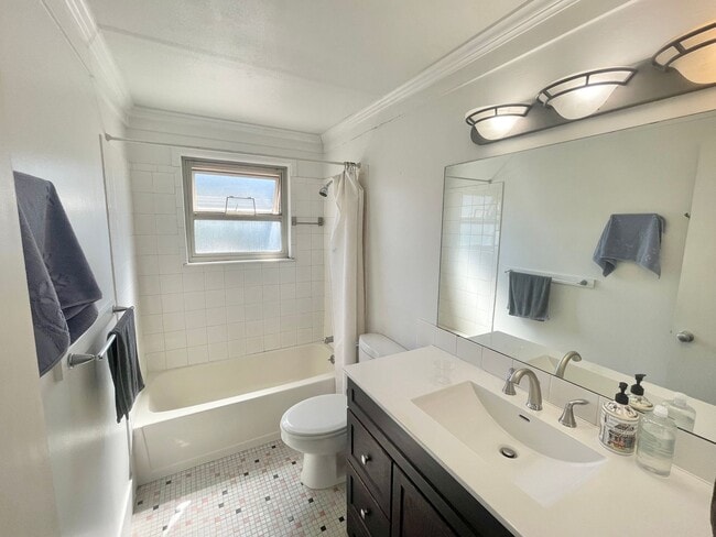Building Photo - Wallingford 2-Bed Condo with Garage!