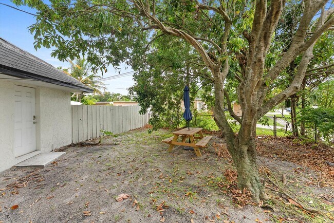 Building Photo - 3101 SW 16th St