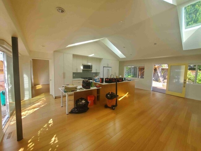Building Photo - Prime Wallingford location 4 bed, 3 bath w...