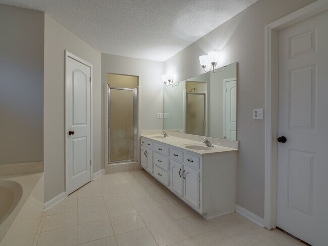 Building Photo - Renovated in Germantown Trails!