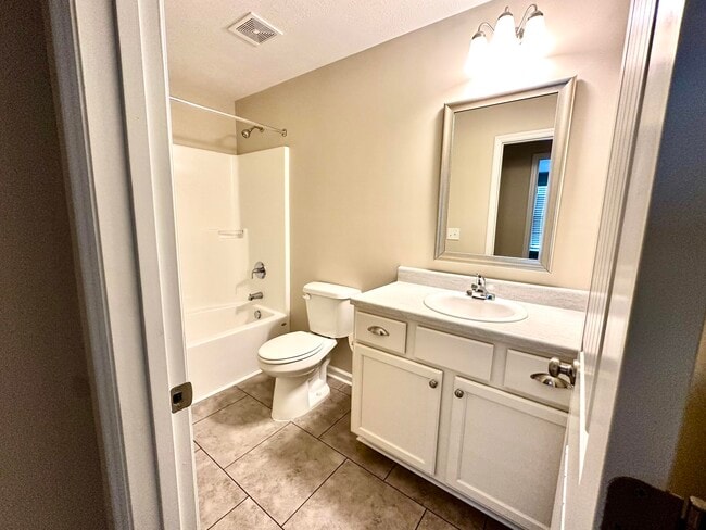 Building Photo - 822 Goodale Dr