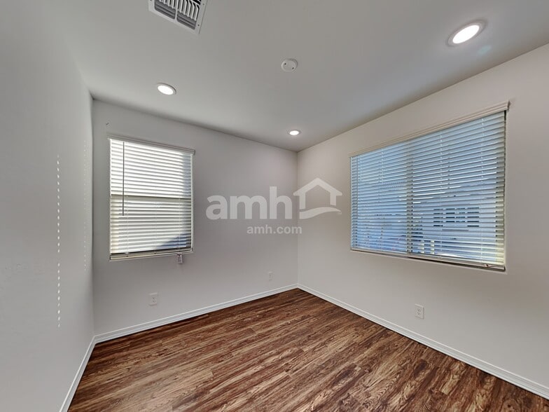 Building Photo - 15068 W Sherman St