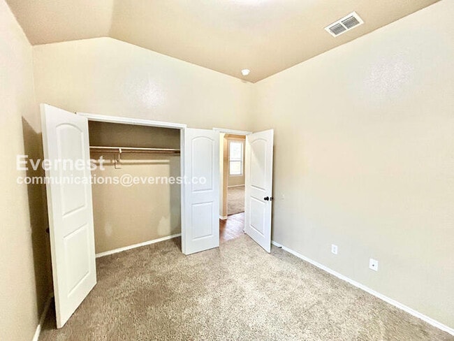 Building Photo - 3 Bed, 2 Bath Home with Fenced Yard & Garage / Pet-Friendly / Available Now!