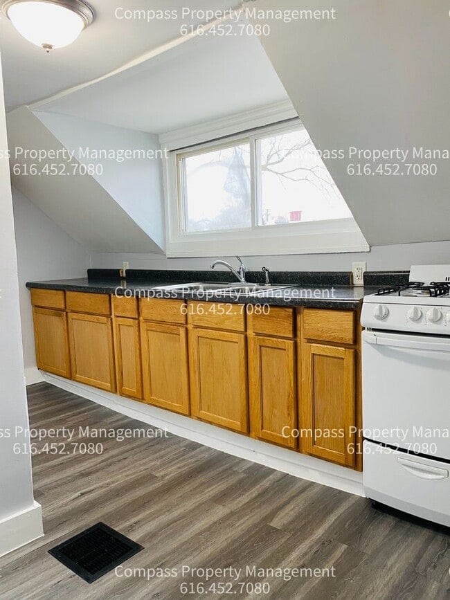 Building Photo - 728 Baxter St SE