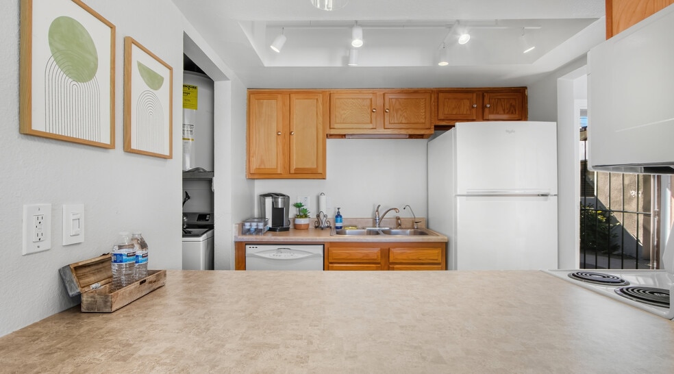 Building Photo - 8568 E Indian School Rd