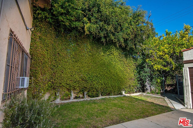 Building Photo - 126 N Sycamore Ave