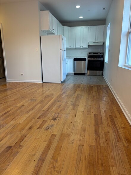 Living / Kitchen - 3906 W Belmont Ave