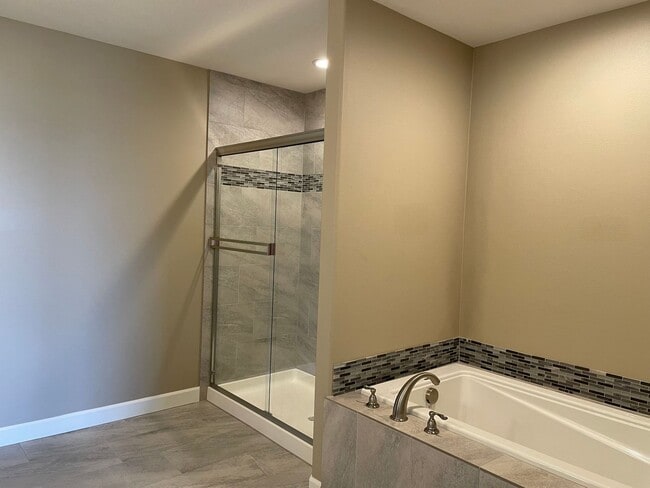 Building Photo - LUXURY 4 Bed Camas Townhome! Gated Communi...