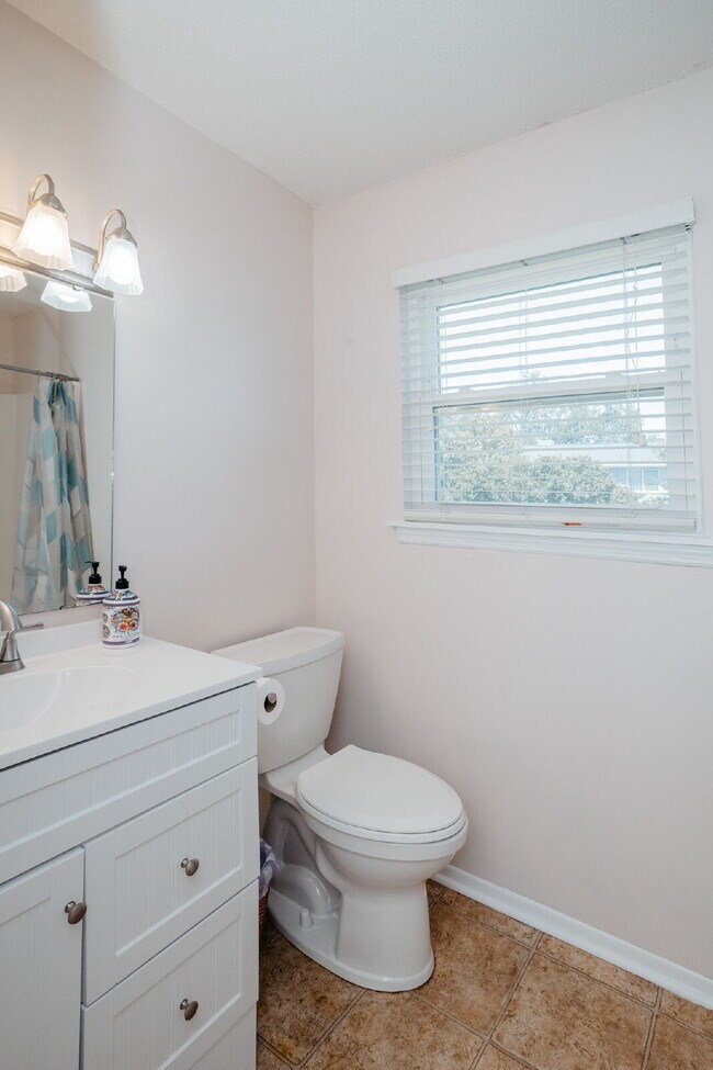 Building Photo - Beautiful 3-Bedroom Townhome in Convenient West Ashley Location!