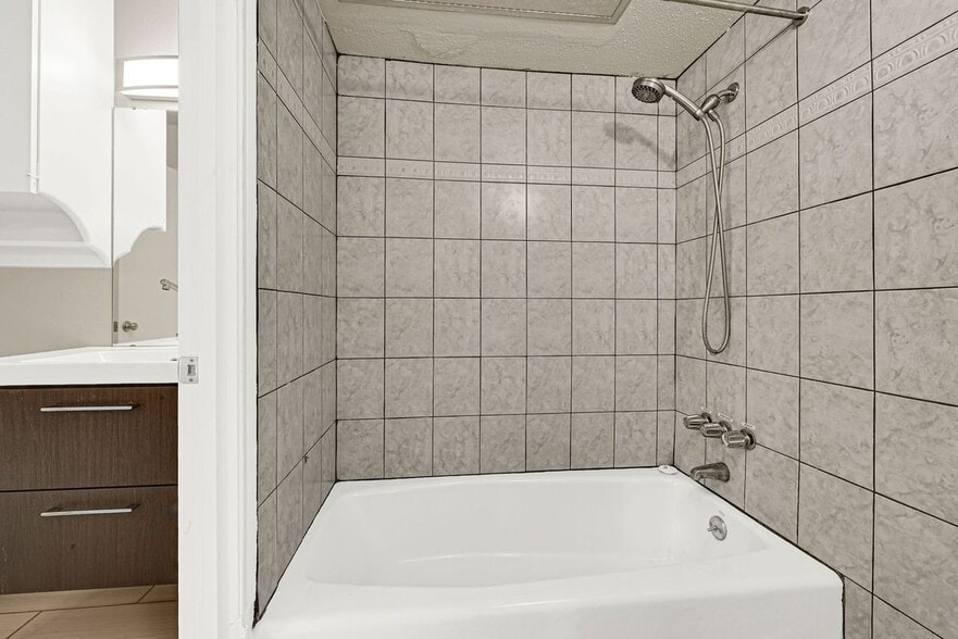 Building Photo - 1817 Commonwealth St