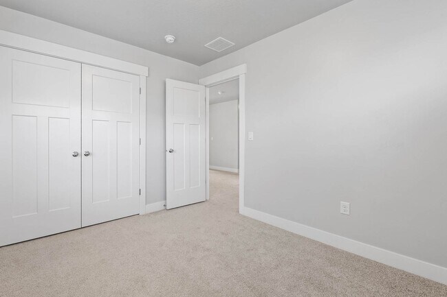 Building Photo - 6 Bedroom 3.5 Bathroom House in Saratoga Springs!