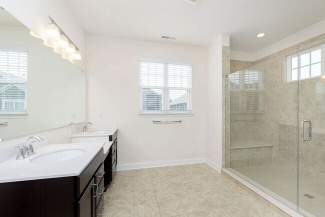Building Photo - Beautiful Three Bedroom in Carmel!
