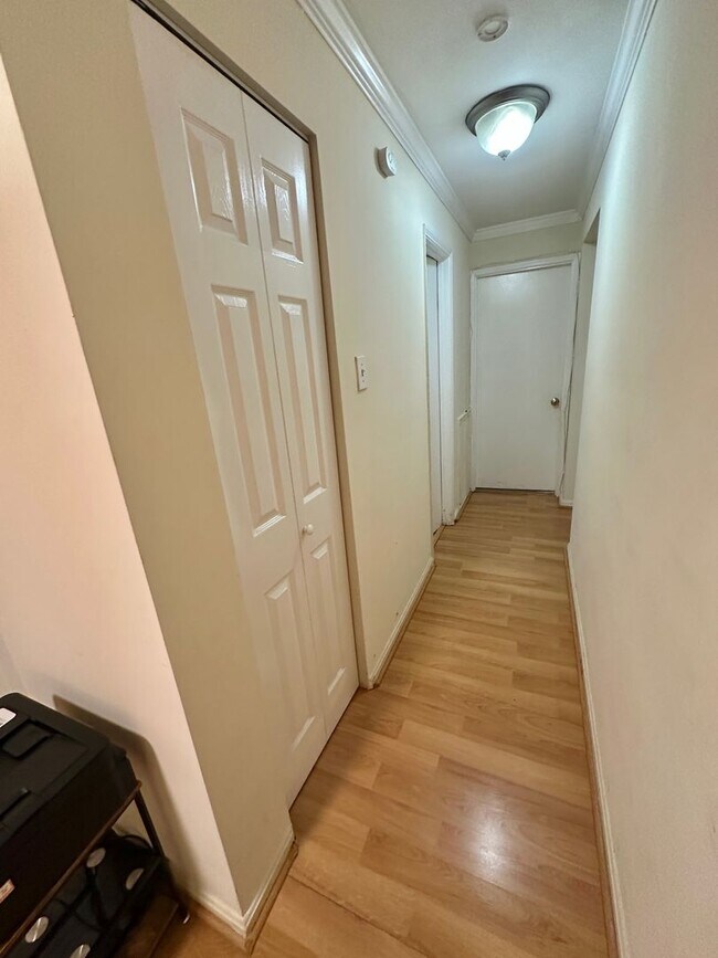 Building Photo - Sail into this 2BR 1BA at the Mayflower Co...