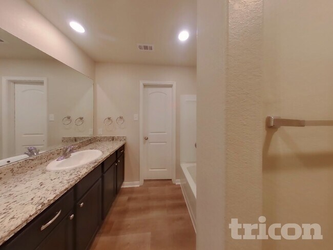 Building Photo - 715 Wonderland Trail