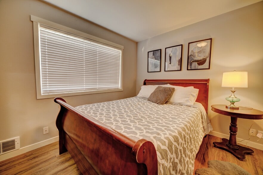 Building Photo - 10537 Midvale Ave N