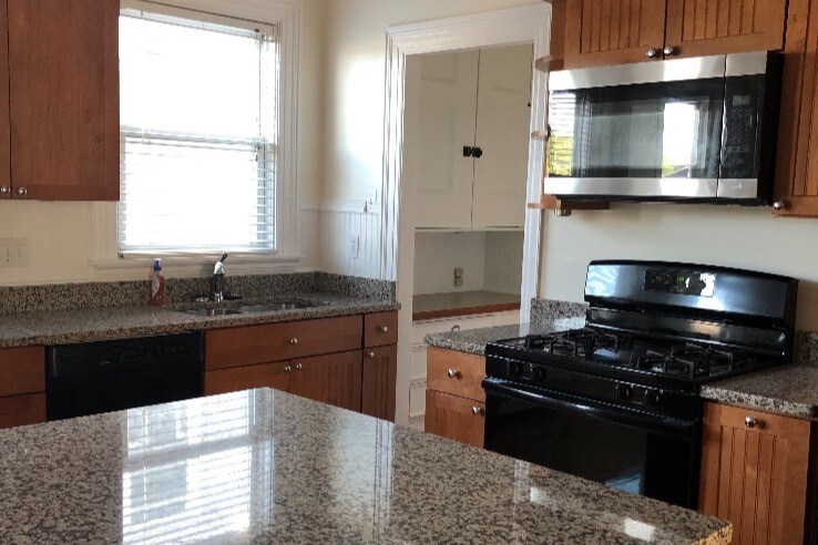 Building Photo - 18 University Ave