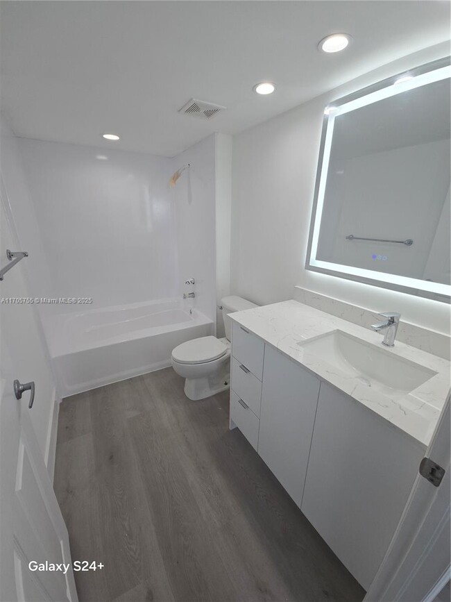 Building Photo - 1155 Brickell Bay Dr