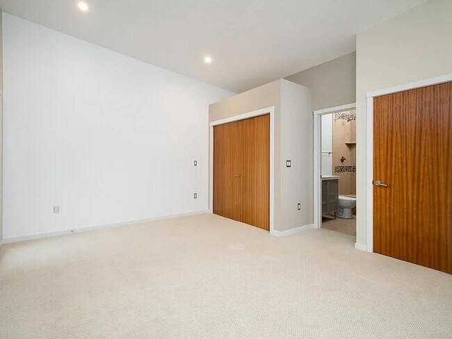 Building Photo - 38 NE Going St