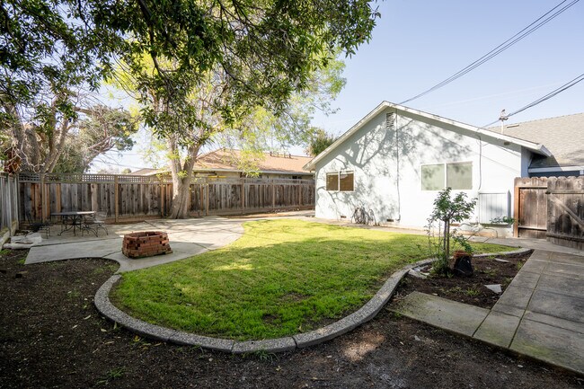 Building Photo - 652 Cypress Ave