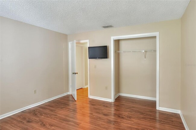 Building Photo - 3988 Oak Loop