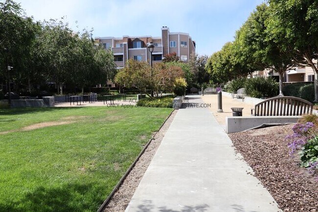 Building Photo - Perectly Located, **PET FRIENDLY** Spaciou...