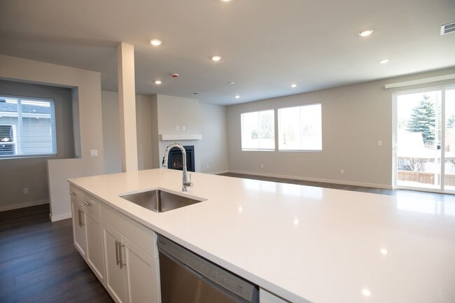 Building Photo - Spacious Brand New 4 Bedroom Home!