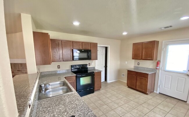 Building Photo - Open Floorplan and Amazing Resort Style Community!