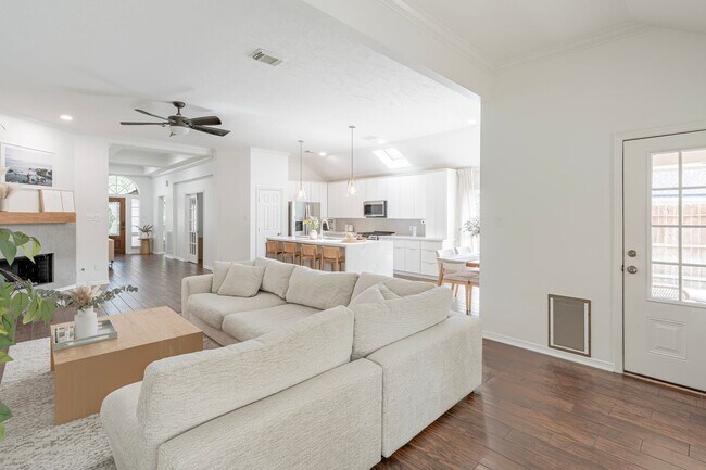 Building Photo - 11 E Sienna Pl