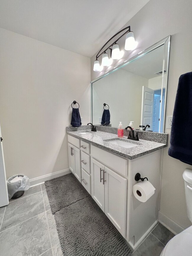Building Photo - 3 Bed, 2.5 Bath Townhome w/ 1 Car Garage