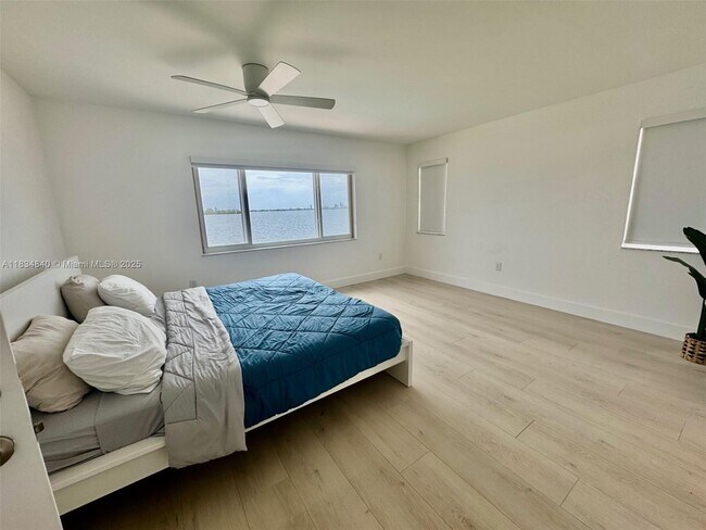 Building Photo - 10911 N Bayshore Dr