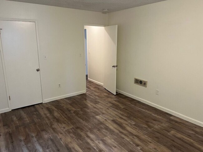 Building Photo - 1000 W MacArthur Blvd