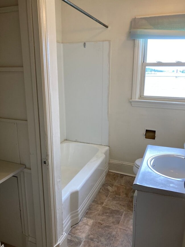 Building Photo - Second Floor One Bedroom Apartment in Aber...