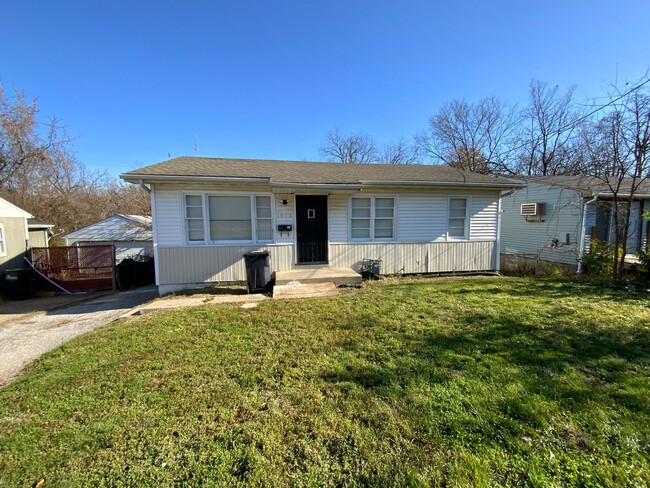 Building Photo - 3 Bedroom House