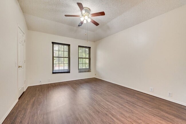 Building Photo - 220 High Pointe Ln