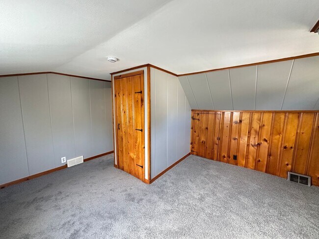 Building Photo - 4 Bed/1.5 Bath Home in Penn Hills - Off-St...