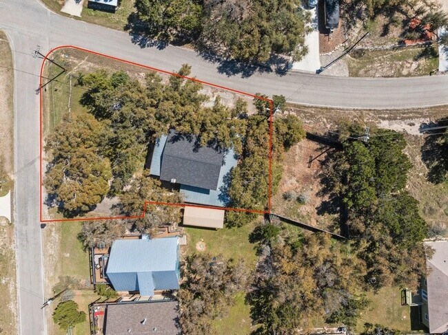Building Photo - 2033 Lakeview Dr